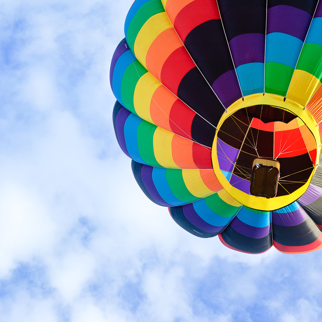 Montgolfière multicolore vue d'en dessous, prête à décoller