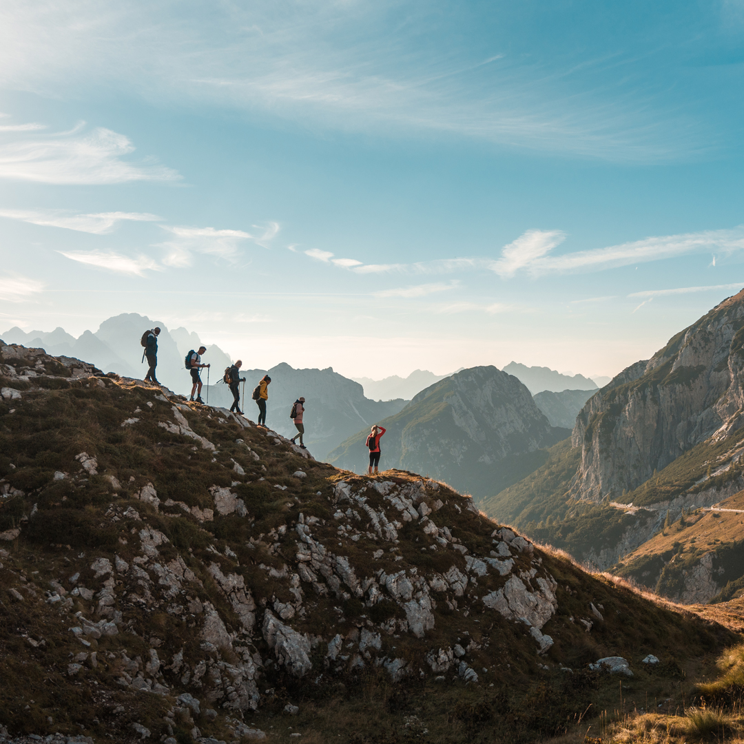 Groupe de randonneurs en file sur une crête : ateliers de communication en groupe