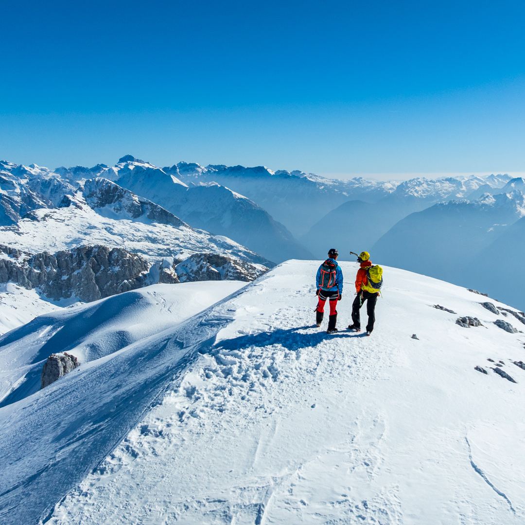 Deux alpinistes sur une crête enneigée : accompagnement individuel en stratégie de communication