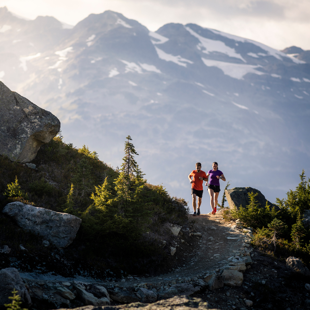 Deux traileurs sur un sentier de montagne : clarifier rapidement la raison d'être de son projet