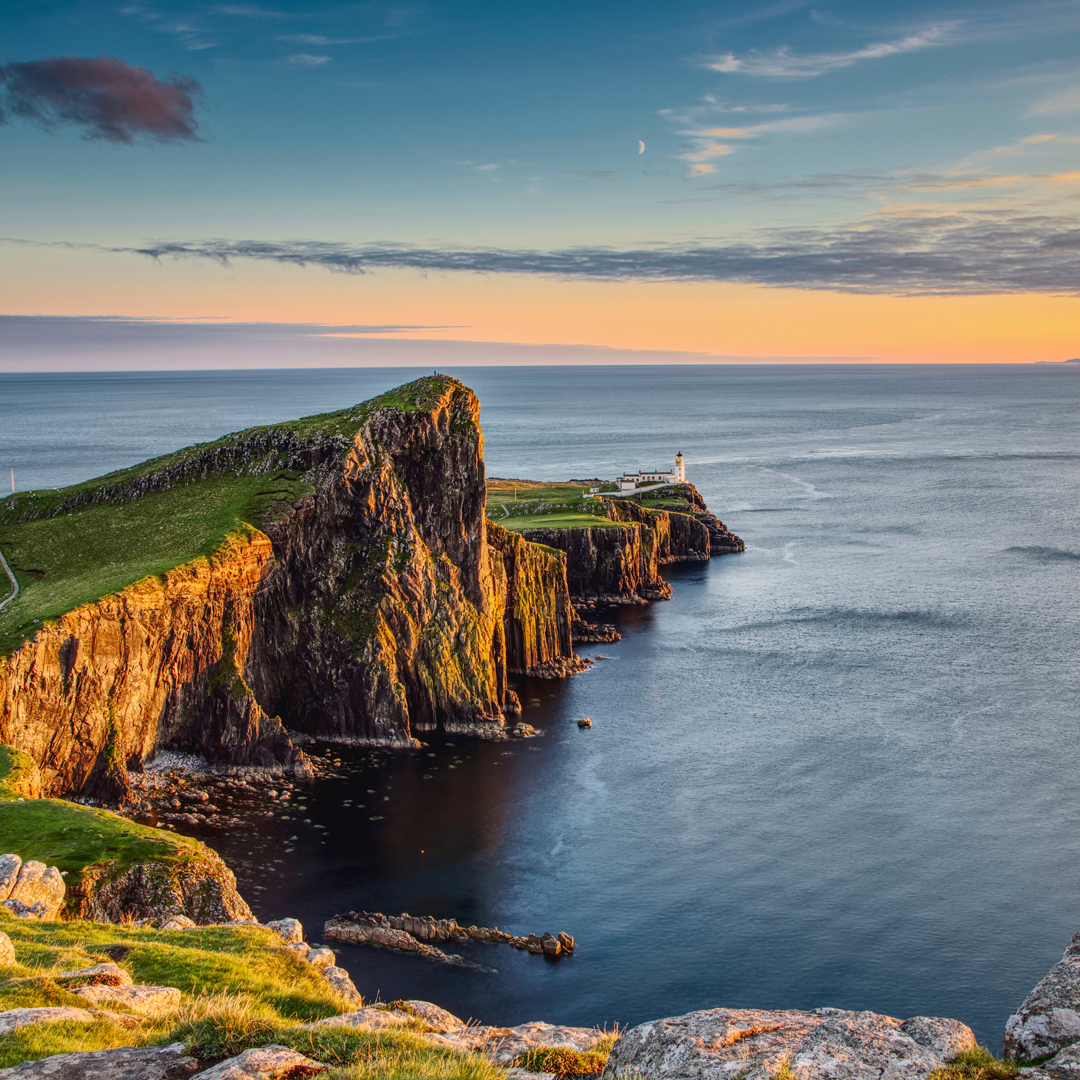 Phare au bout d'un cap rocheux au coucher du soleil : définir la raison d'être de l'entreprise