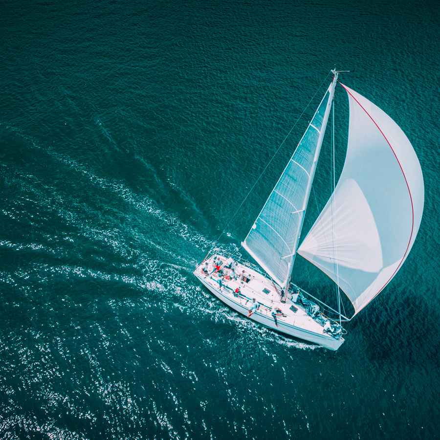 Voilier toutes voiles dehors sur une mer turquoise : une mission claire qui donne un cap à l'entreprise