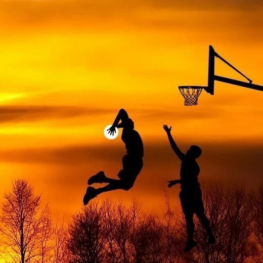 heclore_pret_a_jouer Silhouettes de deux basketteurs sous un panier, ciel orangé : le jeu au cœur de la méthode Héclôre